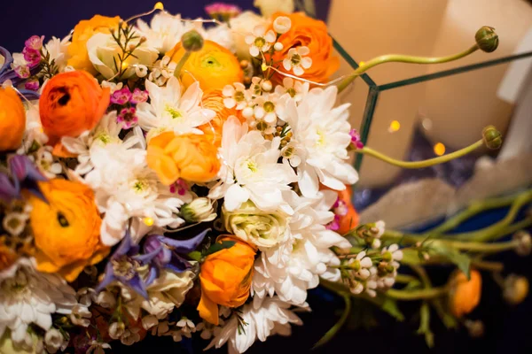 Fiori in una sala banchetti . — Foto Stock