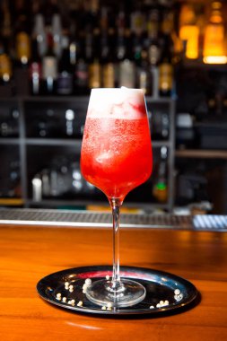 Tatlı kırmızı renkli soğuk kokteyl.