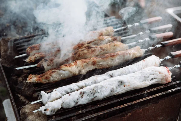 Kucharz gotuje kebab.. — Zdjęcie stockowe