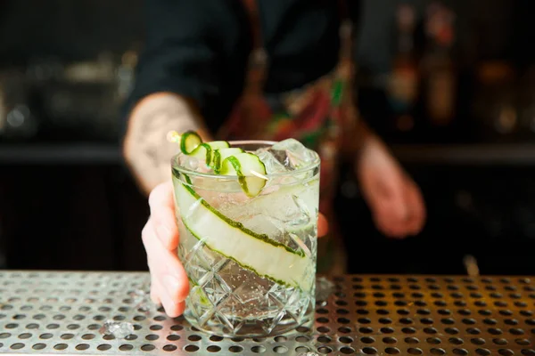 Erfrischendes Wasser mit Gurken. — Stockfoto