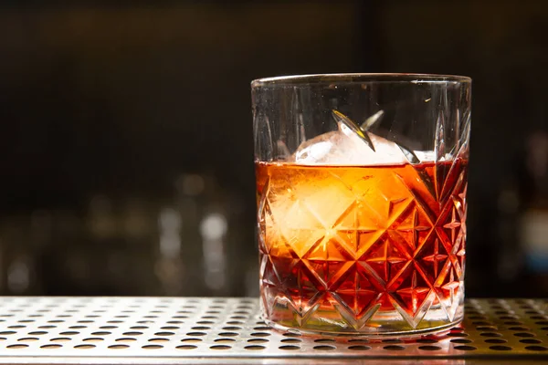 Whisky s ledovou koulí ve sklenici. — Stock fotografie