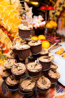 Taze yapılmış kekler tezgahta duruyor..