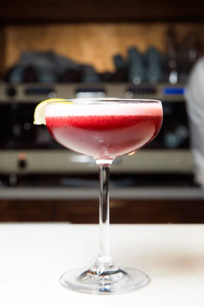 Snyggt glas med en röd cocktail. — Stockfoto