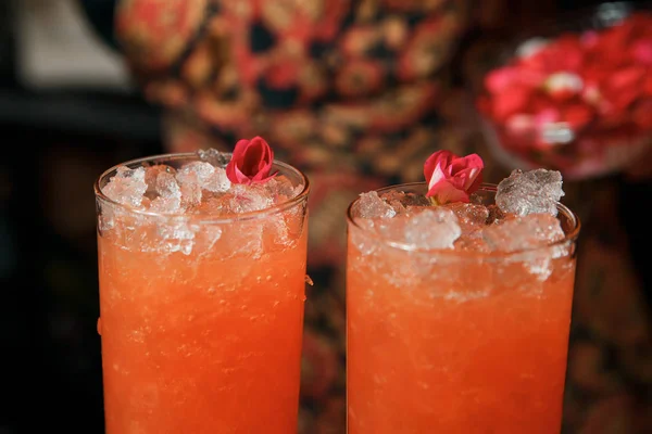 Ein professioneller Barkeeper macht zwei Cocktails. — Stockfoto