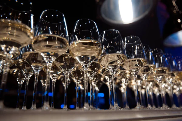 Witte wijn in glazen. — Stockfoto