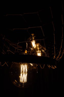 İç dekorasyon için yanan üç kolye..