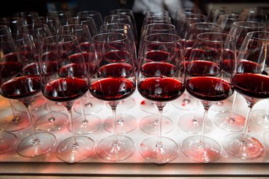 Masada kırmızı şarap kadehleri var..