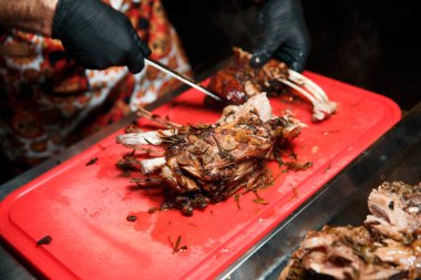 Aşçı pişmiş eti keser..