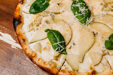 Armut ve küflü peynirli lezzetli pizza..