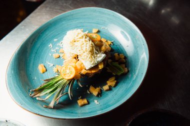 Taze hazırlanmış salata ananasın içinde uzunca kesilmiş..