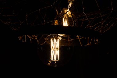 İç dekorasyon için yanan üç kolye..