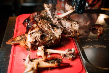 Aşçı pişmiş eti keser..