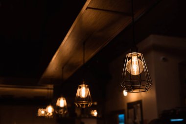  İç dekorasyon için yanan kolye ışıkları.