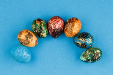 Çok renkli paskalya yumurtaları yarım daire şeklinde dizilir.