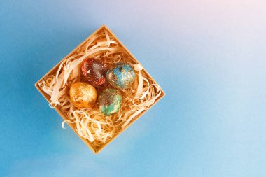 Dört renkli Paskalya yumurtası..