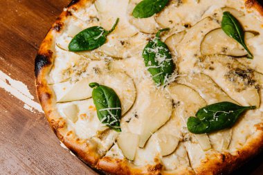 Armut ve küflü peynirli lezzetli pizza..