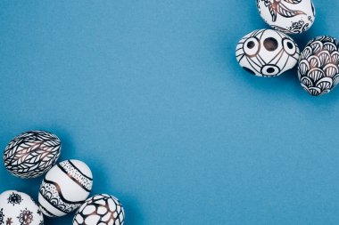 Paskalya yumurtaları köşelerde siyah beyaz renklerle boyanır..