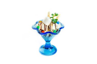 Beyaz dondurma topları kasenin içinde yatıyor..