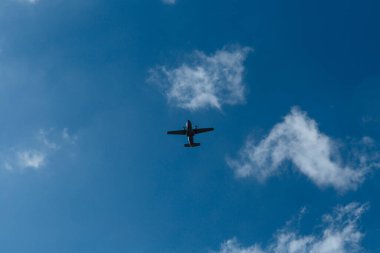 Gökyüzünde bir uçak.
