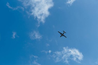 Gökyüzünde bir uçak.