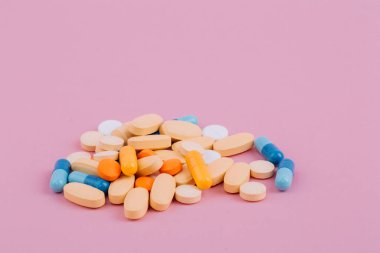 Çeşitli ilaç hapları, haplar ve kapsüller..