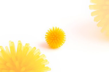 Beyaz arka planda, salgın riski olan koronavirüs enfeksiyonunun soyut sarı modeli..