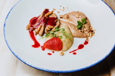 Çikolata soslu ördek filetosu, böğürtlen ve ardıç sosu servis etmeye hazır..