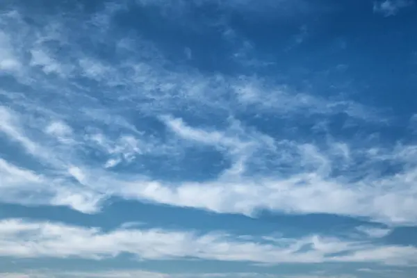 白い長い雲と青い空の背景 — ストック写真