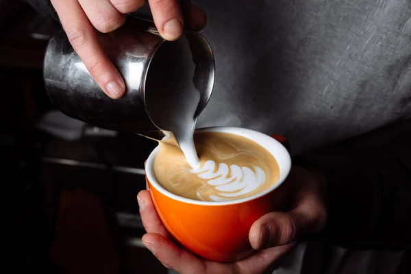 Barista Manos Verter Leche Caliente Taza Café Para Hacer Arte —  Fotos de Stock