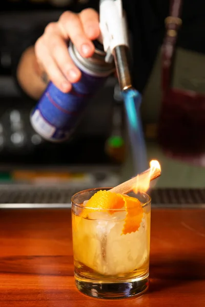 Barman Spálí Skořicovou Tyčinku Plynovým Hořákem Baru Proces Přípravy Koktejlu — Stock fotografie