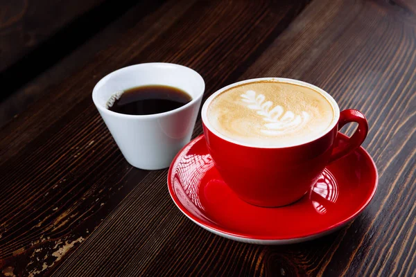 Café Aromático Una Taza Roja Con Espuma Leche Latte Art —  Fotos de Stock