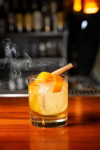 Cocktail orange avec glaçon et zeste d'orange . — Photo