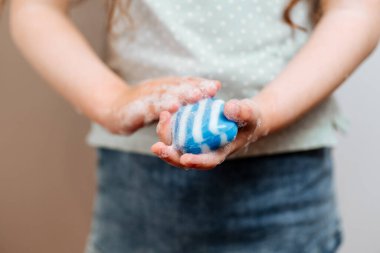 Sabunlu köpüklü çocuklar.