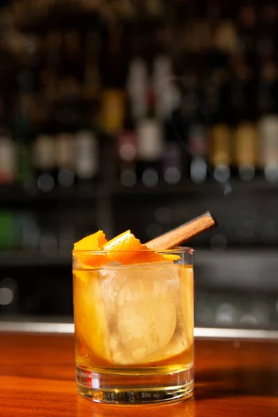 Pomerančový koktejl s kostkou ledu a pomerančovou kůrou. — Stock fotografie