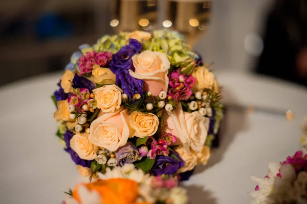 Schöner Hochzeitsstrauß aus orangen Blumen. — Stockfoto