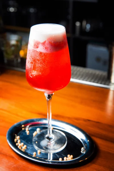 Süßer kalter Cocktail von roter Farbe. — Stockfoto