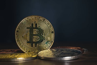 Bitcoin 'i ahşap bir masaya yakın tut..