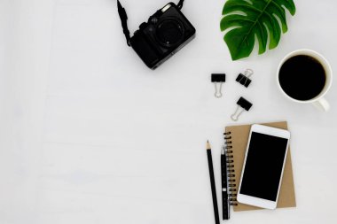 Defterin üst görünümü boş bir sayfa ile açılır.