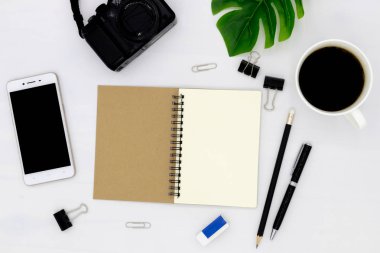 Defterin üst görünümü boş bir sayfa ile açılır.