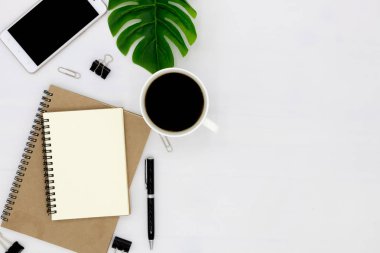 Defterin üst görünümü boş bir sayfa ile açılır.