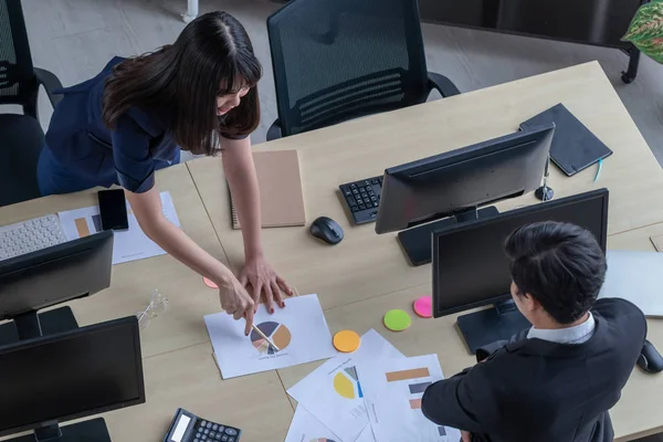 A man is explaining work to a girl at the desk. — Stockfoto