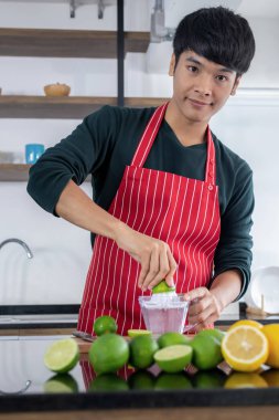 Gençler mutfakta limonata sıkıyor.