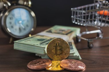 Bitcoin ve banknotları masaya yakın.