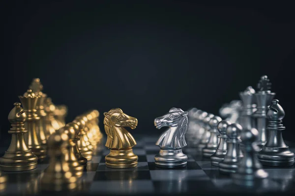 Крупный план командной игры в шахматы из золота и серебра — стоковое фото
