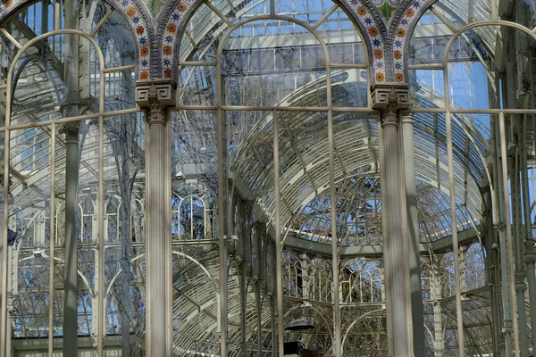 具有不同形状和颜色组合的大型玻璃窗 水晶宫 西班牙马德里雷蒂罗公园 免版税图库图片