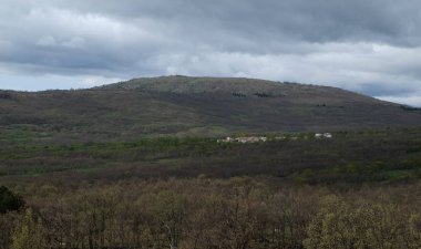 Bulutlu gökyüzü ve güzel yeşil, beyaz ve mavi tonlarıyla dağ manzarası, Lozoya Vadisi, Madrid, İspanya