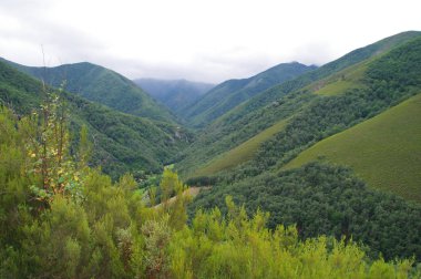 Zirvelerde gölgeler oluşturan güzel yüksek dağ manzarası ve mavi gökyüzü, Muniellos Ulusal Parkı, Asturias, İspanya