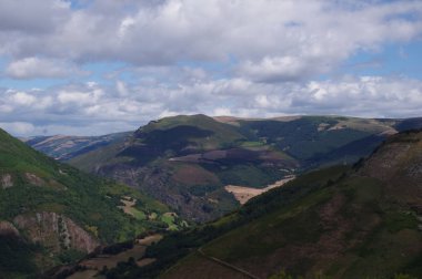 Güzel bulutlu güzel yüksek dağ manzarası zirvelerde gölgeler yaratıyor ve güzel mavi bir gökyüzü