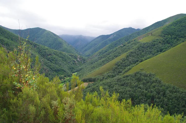 西班牙阿斯图里亚斯莫尼洛斯国家公园 美丽的高山风景 美丽的云彩给山顶和蓝天带来阴影 — 图库照片