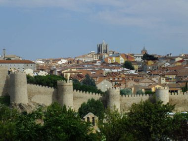 Villa ve onun yoğun mavi gökyüzü manzarası